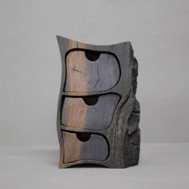 Kästchen aus dem Holz der Mooreiche mit drei Schüben
