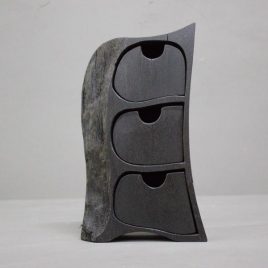 Kästchen aus dem Holz der Mooreiche mit drei Schüben und einem Geheimfach