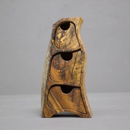 Kästchen aus Nussbaum mit drei Schüben