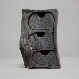 Kästchen aus dem Holz der Mooreiche mit drei Schüben