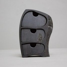Kästchen aus dem Holz der Mooreiche mit drei Schüben