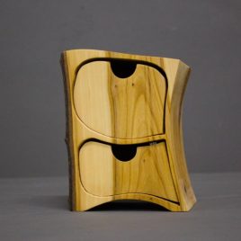 Kästchen aus dem Holz der Felsenbirne mit 2 Schüben und einem Geheimfach