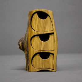 Kästchen aus Nussbaum mit drei Schüben