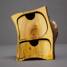 Kästchen aus Eibenholz mit 2 Schüben und einem Geheimfach