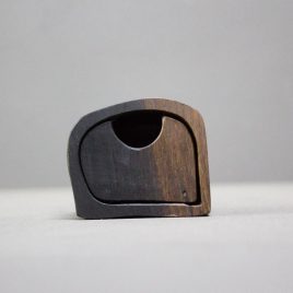 Kästchen aus dem Holz der Mooreiche mit einem Schub