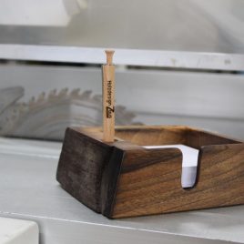 Zettelbox aus Nussbaum ohne Stift