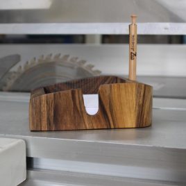 Zettelbox aus Nussbaum ohne Stift