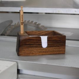Zettelbox aus Nussbaum ohne Stift