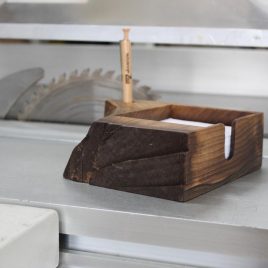 Zettelbox aus Nussbaum ohne Stift