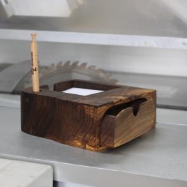 Zettelbox aus Nussbaum ohne Stift