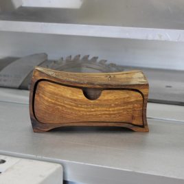 Kästchen aus Nussbaum